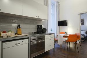 柏林的住宿－Altbauwohnung mit 3 Bädern (PB6)，一间带桌子的厨房和一间餐厅