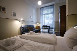 A bed or beds in a room at Altbauwohnung mit 3 Bädern (PB6) Még 17 kép