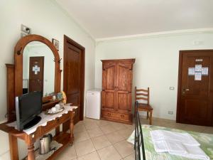 a living room with a tv on a table at Il ritrovo delle Volpi in Agerola