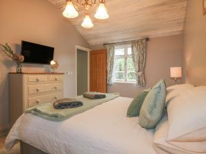 um quarto com uma cama com duas almofadas em The Hen House em Rugeley