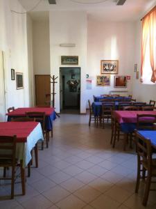een eetkamer met rode en blauwe tafels en stoelen bij Residenza Pitigliano in Pitigliano