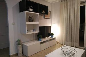 a living room with white shelves and a table at Relájate y disfruta del sol en hermosas playas, apartamento espectacular (Santa Pola) Alicante in Santa Pola