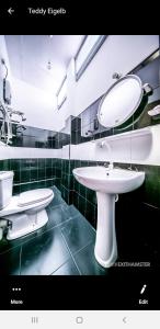 y baño con lavabo blanco y espejo. en Charlton Kandy City Rest en Kandy