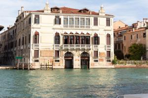 威尼斯的住宿－Granda Sweet Suites，前方水面上的建筑