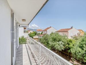 d'un balcon avec vue sur une maison. dans l'établissement Villa in Orebi with Garden near Seabeach, à Orebić