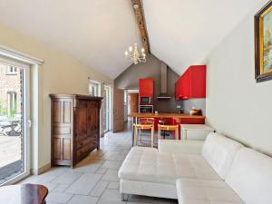 Cozy apartment in the hiking and cycling kingdom of Geetbets في Geetbets: غرفة معيشة مع أريكة ومطبخ