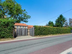 una valla al lado de una carretera con una casa en Cozy apartment in the hiking and cycling kingdom of Geetbets en Geetbets