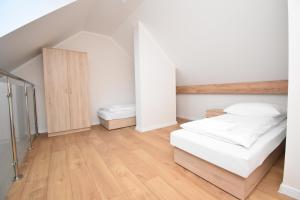 Posteľ alebo postele v izbe v ubytovaní Apartamenty Pod Skalitem