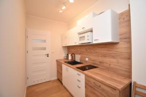 Kuchyňa alebo kuchynka v ubytovaní Apartamenty Pod Skalitem