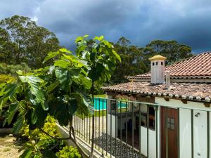 una casa con una recinzione e un albero di Quinta do Pé Descalço Guesthouse Sintra a Sintra