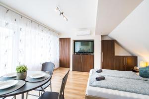 Televízia a/alebo spoločenská miestnosť v ubytovaní Siesta Sziget - Balaton-parti Apartmanok