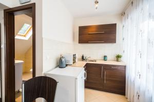 Kuchyňa alebo kuchynka v ubytovaní Siesta Sziget - Balaton-parti Apartmanok