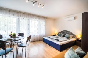 Posteľ alebo postele v izbe v ubytovaní Siesta Sziget - Balaton-parti Apartmanok