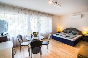 Posteľ alebo postele v izbe v ubytovaní Siesta Sziget - Balaton-parti Apartmanok