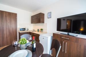 Kuchyňa alebo kuchynka v ubytovaní Siesta Sziget - Balaton-parti Apartmanok