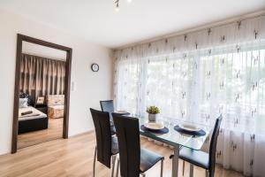 Posteľ alebo postele v izbe v ubytovaní Siesta Sziget - Balaton-parti Apartmanok