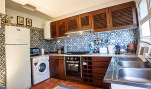 Virtuvė arba virtuvėlė apgyvendinimo įstaigoje Apartamento Charmoso no Funchal, com grande Jardim e Vista Esplêndida