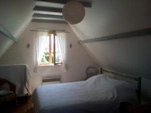 Un pat sau paturi într-o cameră la La Maisonnette