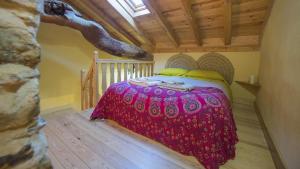 a bedroom with a bed with a red blanket at Casa Rural El Arco in La Estrella +35 photos