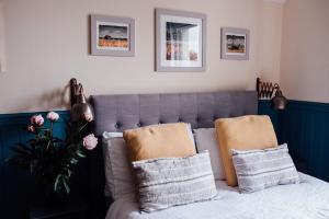 En eller flere senge i et værelse på Crown Stables