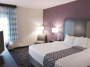 Ένα ή περισσότερα κρεβάτια σε δωμάτιο στο La Quinta by Wyndham Pampa