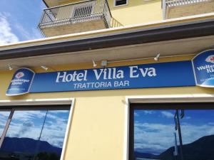 Una villa de hotel y un cartel en un edificio en Albergo Villa Eva, en Costermano