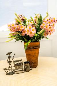 a vase filled with flowers on top of a table at Happy house Arenal in Jávea