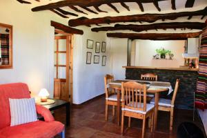 布斯奇斯塔的住宿－Cortijo el Tesoro，客厅配有桌子和壁炉