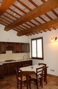 cocina con mesa y sillas en una habitación en Agriturismo "Le Piagge", en Castelplanio