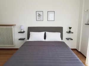 A bed or beds in a room at Harmony Apartment Kavala