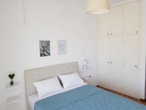 A bed or beds in a room at Harmony Apartment Kavala