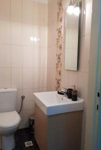 A bathroom at Harmony Apartment Kavala