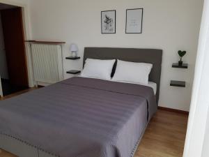 A bed or beds in a room at Harmony Apartment Kavala