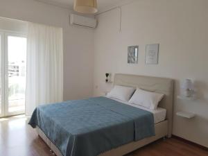 A bed or beds in a room at Harmony Apartment Kavala