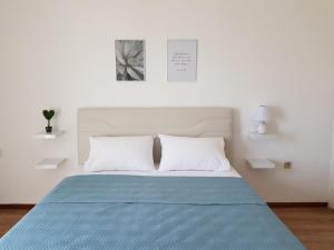 A bed or beds in a room at Harmony Apartment Kavala