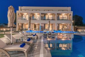 ラガナスにあるMystique Luxury Suites & Maisonettesの夜のプール付きヴィラ