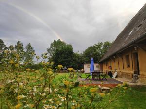einen Regenbogen über einem Haus mit einem Picknicktisch und einem Zelt in der Unterkunft gîte du bien être in Hodeng-Hodenger