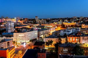 Výhľad na mesto Dnipro alebo výhľad na mesto priamo z apartmánového hotela