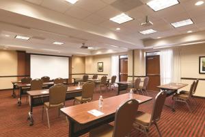 uma sala de conferências com mesas e cadeiras e um quadro branco em Hyatt Place Chicago - Lombard/Oak Brook em Lombard