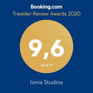 un cerchio giallo con i premi per la valutazione dei viaggi di testo di Ionia Studios a ayios Petros