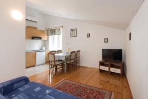Kuchyň nebo kuchyňský kout v ubytování Apartments Mirakul
