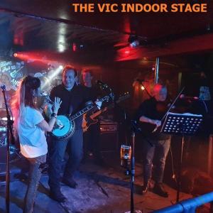 eine Gruppe von Menschen, die Instrumente in einem Raum spielen in der Unterkunft The Victoria Bikers Pub - Live Music Venue and Letting Rooms with Camping facilities in Coalville