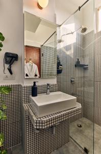 Koupelna v ubytování Minimalist Poshtel & Suites