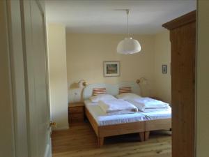 Un pat sau paturi într-o cameră la Haus Tinkhauser