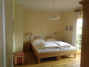 Un dormitorio con una cama con almohadas blancas. en Haus Tinkhauser en Vilpiano