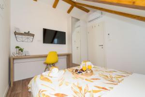 TV a/nebo společenská místnost v ubytování FantAttic Apartments Split Old Town