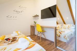 TV a/nebo společenská místnost v ubytování FantAttic Apartments Split Old Town