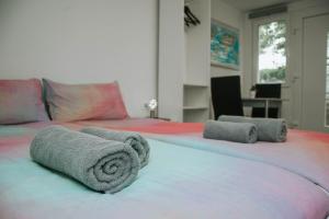 ein Bett mit zwei gewalzten Handtüchern darüber in der Unterkunft Studio Pod hruško in Kobarid