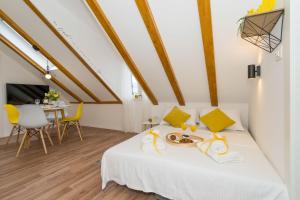 TV a/nebo společenská místnost v ubytování FantAttic Apartments Split Old Town