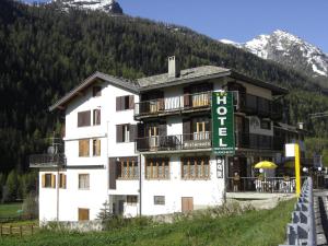 Nespecifikovaný výhled na hory nebo výhled na hory při pohledu z hotelu